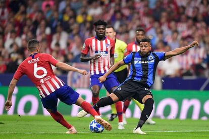 El centro campista del Atlético de Madrid Koke lucha por controlar el balón ante el jugador del Brujas  Arnaut Danjuma.