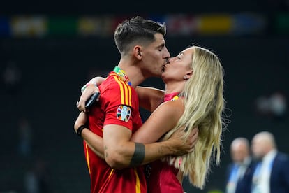Álvaro Morata y su mujer Alice Campello, el 14 de julio de 2024, celebrando la victoria de España en la Eurocopa en Berlín (Alemania).