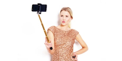 Son sin duda uno de los accesorios de moda, pero este Rollei Selfie Stick, que está encuadrado en la gama más alta, está fabricado en aluminio y dispone de un aspecto robusto. Está disponible en varios colores e incorpora los controles de disparo y zoom por Bluetooth en el mango. Su longitud extendido es de 94,5 cm, pesa 186 gramos y dispone de una batería recargable por USB con una autonomía de hasta 100 horas. Su precio es de aproximadamente 50 euros.