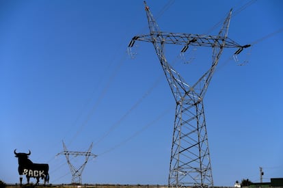 Torretas de alta tensión en la localidad poleas de El Berrón, Asturias.