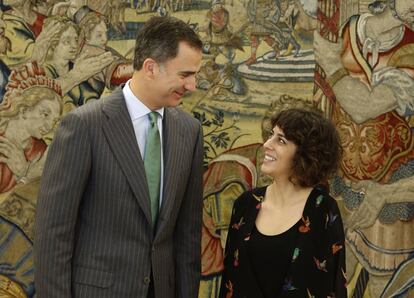 El Rey recibe a la portavoz de En Marea-Podemos Alexandra Fernández, dentro de la ronda de consultas con los partidos políticos que celebra en el Palacio de la Zarzuela, el 20 de enero de 2016.