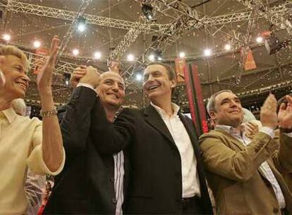 María Teresa Fernández de la Vega, Miguel Sebastián, José Luis Rodríguez Zapatero y Rafael Simancas, durante el mitin en Vistalegre.
Un joven porta una bandera con los rostros de Felipe González, Pablo Iglesias y Rodríguez Zapatero.