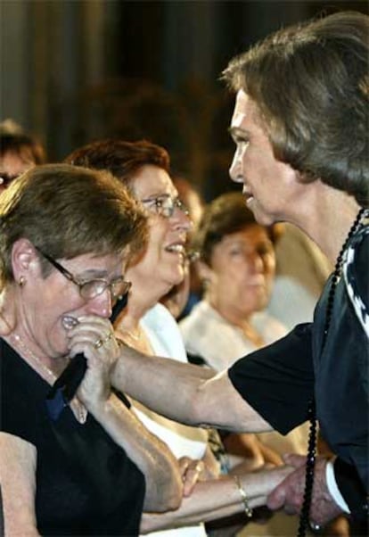 Doña Sofía consuela a un familiar de una de las víctimas durante el funeral en Valencia.