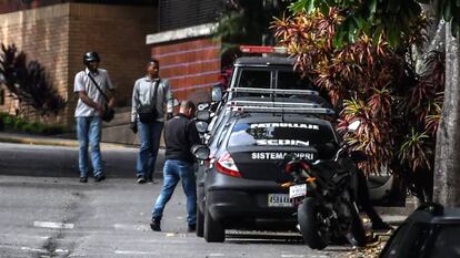 Membros do Sebin montam guarda na casa de Ortega Díaz.