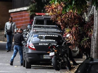 Membros do Sebin montam guarda na casa de Ortega Díaz.