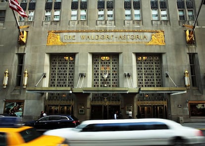 Entrada principal al Waldorf-Astoria de Park Avenue, donde se mudó tras vender su sede original en la Quinta Avenida de Nueva York. Abrió sus puertas en 1931 en un majestuoso edificio art déco de nueva construcción. |