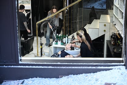 Varios trabajadores de un salón de belleza en uno de los edificios afectados por el ataque ruso en Kiev.