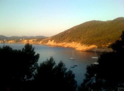 Vistas al amanecer de la Cala San Vicente desde la Punta Grossa.