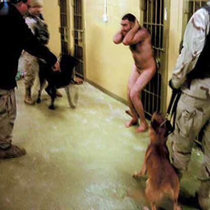 Soldados estadounidenses ayudados por perros acorralan a un prisionero iraquí en la cárcel de Abu Ghraib.