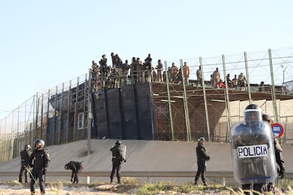 Cerca de un centenar de inmigrantes de origen subsahariano han protagonizado hoy un nuevo intento de entrada masiva a Melilla por una zona próxima al puesto fronterizo de Barrio Chino.