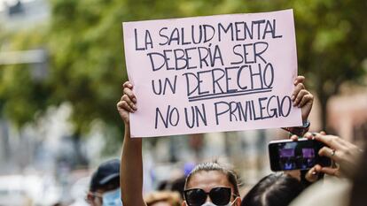Una mujer muestra una pancarta donde se lee "La salud mental debería ser un derecho no un privilegio", en una manifestación por la salud mental, durante la pandemia de coronavirus en Madrid.
