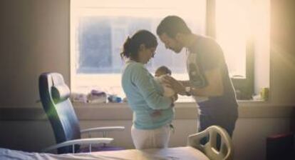 Padre y madre con su hijo recién nacido.