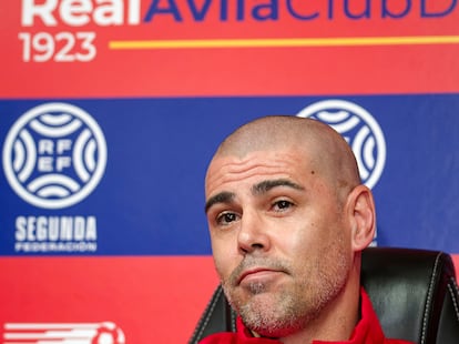 El exguardamenta del Barcelona Víctor Valdés durante la presentación como nuevo entrenador del Real Ávila, a finales de abril.