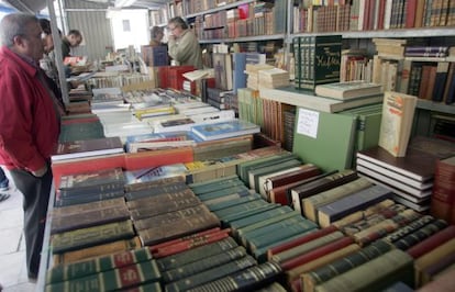 Una caseta en la Feria del Libro Antiguo y de Ocasión en el Arenal de Bilbao, en la edición de 2007