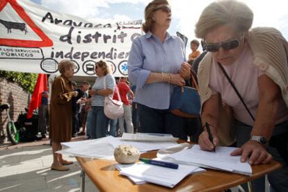 Una vecina de Aravaca firma por tener un distrito independiente durante la concentración de ayer.