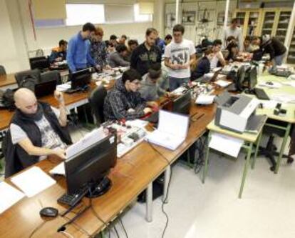 Vista general de un aula en prácticas de electromagnética, correspondiente al programa de la FP Dual, que ofrece a los alumnos una carga lectiva compartida entre su centro educativo y la empresa, durante una de sus clases prácticas en un instituo en Cantabria, pionera en ofrecer este tipo de FP y en darle un desarrollo normativo.