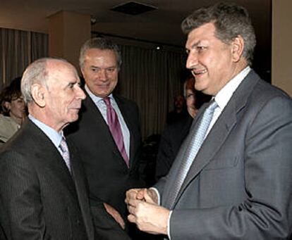 El fiscal general del Estado, Jesús Cardenal (izda.)conversa con el ministro de Administraciones Públicas, Jesús Posada, antes de pronunciar su conferencia.