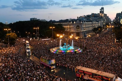 El 28 de junio arranca el Orgullo madrileño. Una fiesta reivindicativa, o una reivindicación festiva, lo mismo da, conocida por el acrónimo MADO. Referente en Europa, y en el mundo —en 2017 la capital española fue anfitriona de la quinta edición del Orgullo Mundial (WorldPride)—, la programación del Orgullo 2019 terminará el 7 de julio. En medio, conciertos, espectáculos, la famosa carrera de tacones en la calle Pelayo del barrio de Chueca, la elección de Míster Gay España, el pregón a cargo de la cantante Mónica Naranjo (el 3 de julio en la plaza Pedro Zerolo). El sábado 6 de julio es el día grande: la manifestación estatal del Orgullo LGTB (lesbianas, gais, bisexuales, transexuales), que comienza a las 17.30 en Atocha y termina en la Plaza de Colón. Una manifestación seguida de carrozas que se prevé multitudinaria y se calcula que la última carroza pasará por la plaza de Cibeles (en la imagen, en un momento del desfile del año pasado) después de la medianoche. Más información: <a href="http://www.madridorgullo.com/" target="_blank">madridorgullo.com</a>