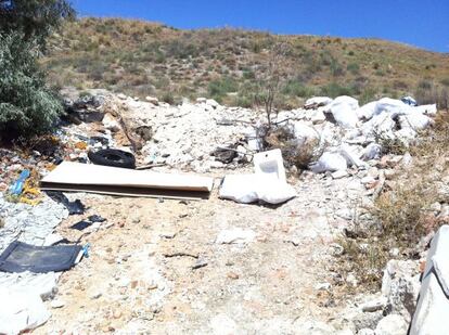 Restos de sanitarios y materiales de obras en la Cañada Real a su paso por San Martín de la Vega.