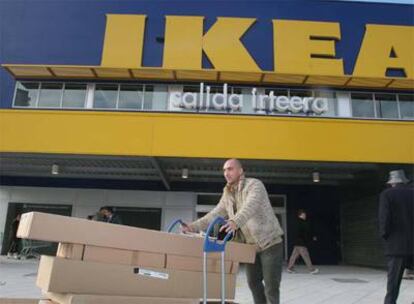 Una persona sale de la tienda de IKea en Barakaldo (Vizcaya)