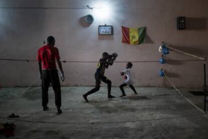 Entrenamiento de dos niños.