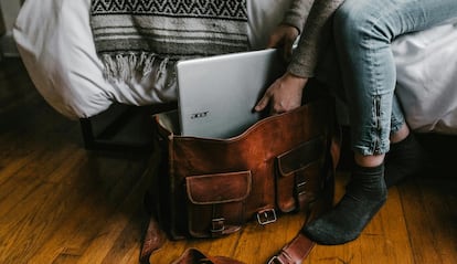 Metiendo un ordenador portátil con Windows en una mochila