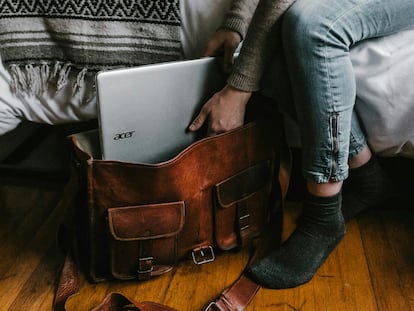 Metiendo un ordenador portátil con Windows en una mochila