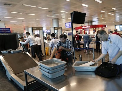 Pasajeros pasan el control de seguridad en el aeropuerto internacional de Atatürk en Estambul tras su reapertura.