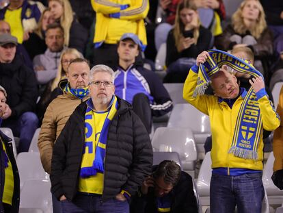 Aficionados suecos en el estadio Rey Balduino en el que se disputó el Bélgica-Suecia que fue suspendido por el atentado terrorista que casusó la muerte de dos seguidores escandinavos.