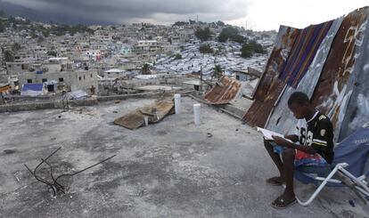 Emmanuel Wilkinton hace los deberes en una azotea de Delmas 2, Haití.