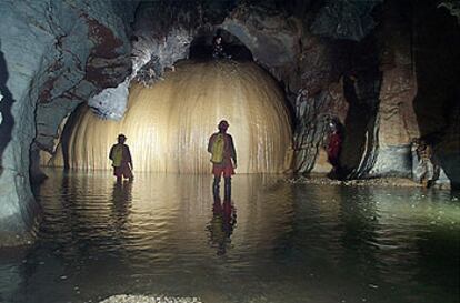 Tres miembros de la expedición británica, dentro de una de las cuevas de San Miguel Zinacapan.