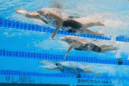 Summer McIntosh (arriba) nada por delante de Perkins y de Werner durante la final de 400 metros libres.