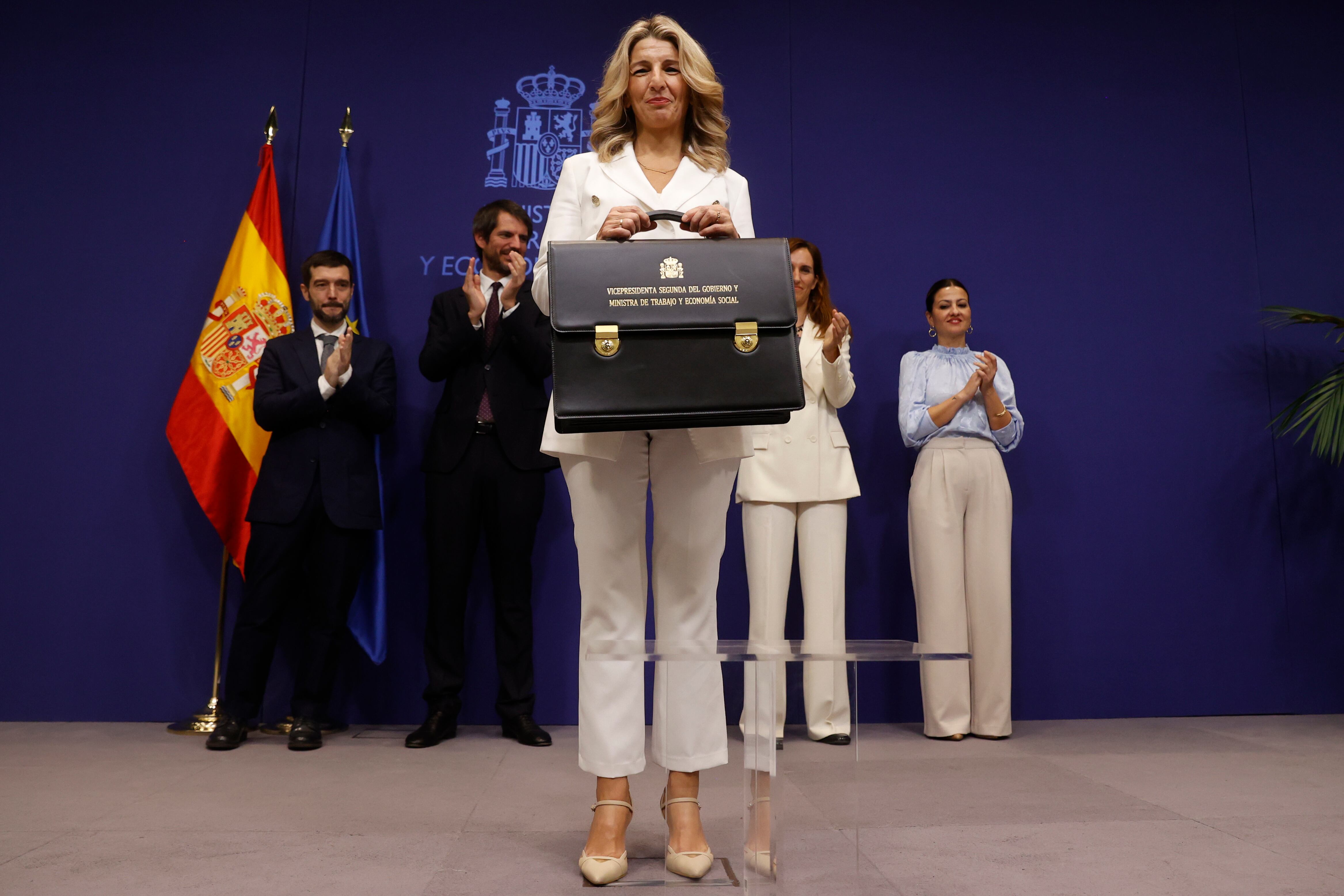 Yolanda Díaz (en el centro) toma posesión de su cartera como vicepresidenta segunda del Gobierno y ministra de Trabajo y Economía Social, este martes en el Ministerio de Trabajo. La vicepresidenta ha estado acompañada por los nuevos ministros de la coalición Sumar. A su espalda y de izquierda a derecha, Pablo Bustinduy, Ernest Urtasun, Mónica García y Sira Rego.