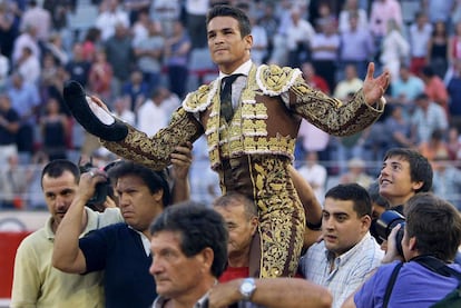 José María Manzanares sale a hombros de la Monumental de Barcelona.