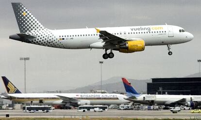 Un avi&oacute;n de la compa&ntilde;&iacute;a Vueling en el aeropuerto de El Prat de Barcelona. 