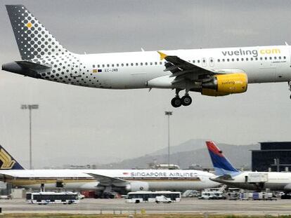Un avi&oacute;n de la compa&ntilde;&iacute;a Vueling en el aeropuerto de El Prat de Barcelona. 