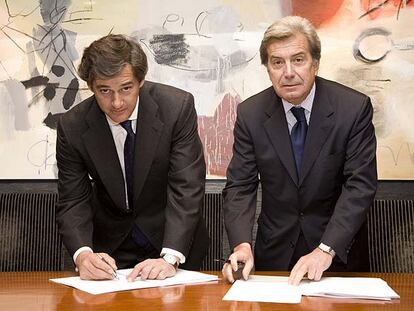 J. M. Entrecanales (Acciona) y F. Conti (Enel) firman, en marzo de 2007, su alianza para hacerse con Endesa.