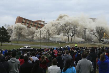 Una multitud observa el derrumbe de McCollum Hall en el campus de la Universidad de Kansas, en Lawrence (Estados Unidos).