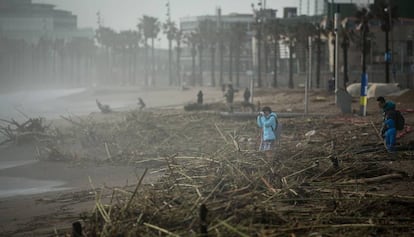 Estat de la platja de la Barceloneta després del pas del temporal Glòria.