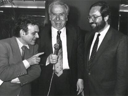 Terenci Moix, en 1986, durante la entrega del Premio Planeta, que ganó con su novela <i>No digas que fue un sueño,</i><b> con el editor José Manuel Lara (a su lado) y el finalista de ese año, Pedro Casals.</b>