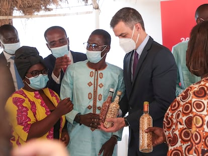 Pedro Sánchez en las instalaciones del futuro centro del Instituto Cervantes en Dakar (Senegal), este viernes.