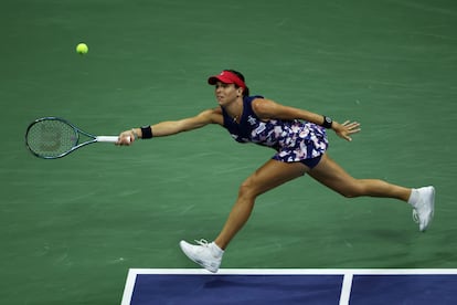 Ajla Tomlijanovic se estira para alcanzar un tiro esquinado.