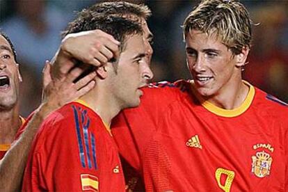 Torres felicta a Raúl tras conseguir su primer gol en el partido España - Ucrania en 2004.