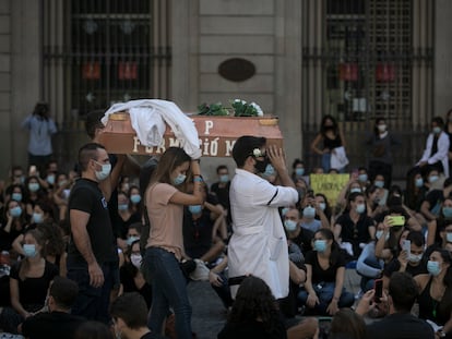 Protesta de los médicos residentes MIR de Cataluña en la Plaza Sant Jaume de Barcelona.