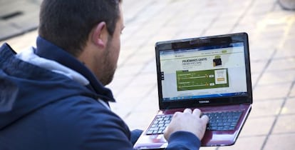 Alberto B. consultando la página web de Vivus, la empresa que le prestó 200 euros y a la que tuvo que devolver más de 1.000