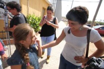 Teresa Rodriguez, conversa con una niña a la puerta del CETI melillense.