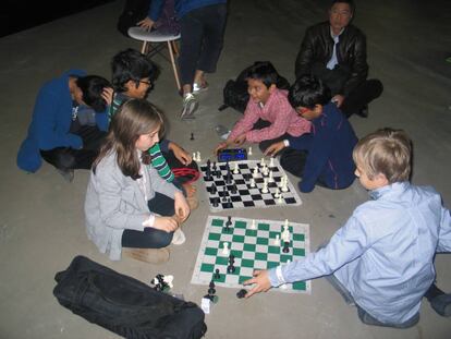 Algunos de los niños que fueron al Fulton Market Building para ver la 10ª partida juegan en el suelo