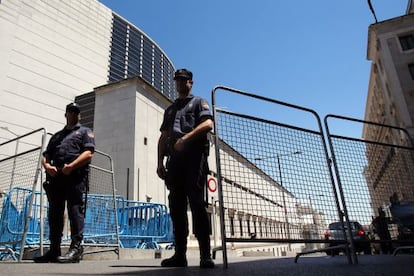 Agentes de la Polic&iacute;a Nacional custodian el vallado met&aacute;lico del Congreso.