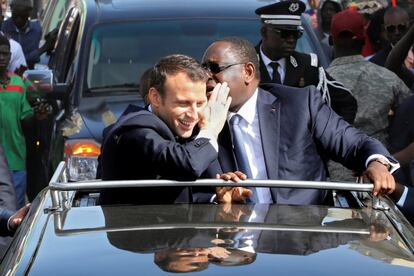  Emmanuel Macron escucha al presidente senegalés Macky Sall en Saint-Louis, Senegal, el 3 de febrero de 2018.  