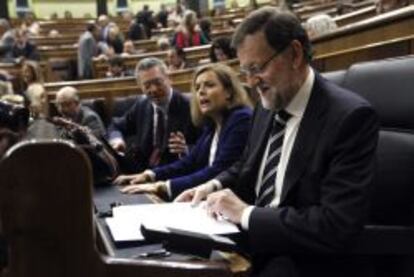 El presidente del Gobierno, Mariano Rajoy (d), junto a la vicepresidenta, Soraya S&aacute;enz de Santamar&iacute;a (2d), y el ministro de Justicia, Alberto Ruiz-Gallard&oacute;n (3d), durante la sesi&oacute;n de control al Gobierno. EFE/Archivo